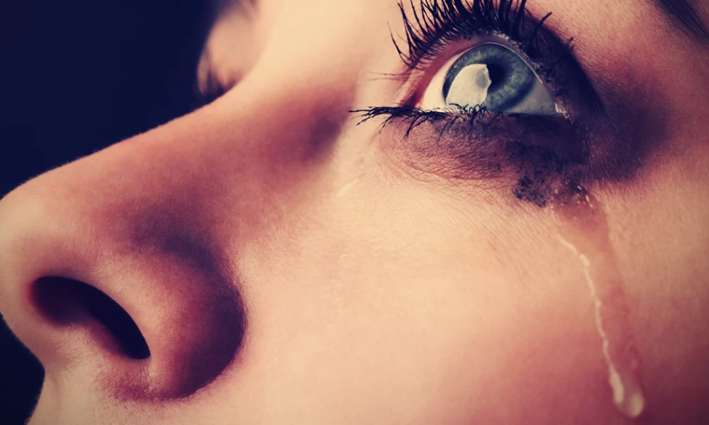 Κορωνοϊός: Πόσο κινδυνεύουμε να κολλήσουμε από τα δάκρυα